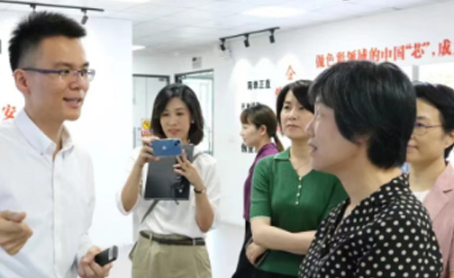 时任省侨联党组书记、主席庄莉萍一行来到材华科技参观调